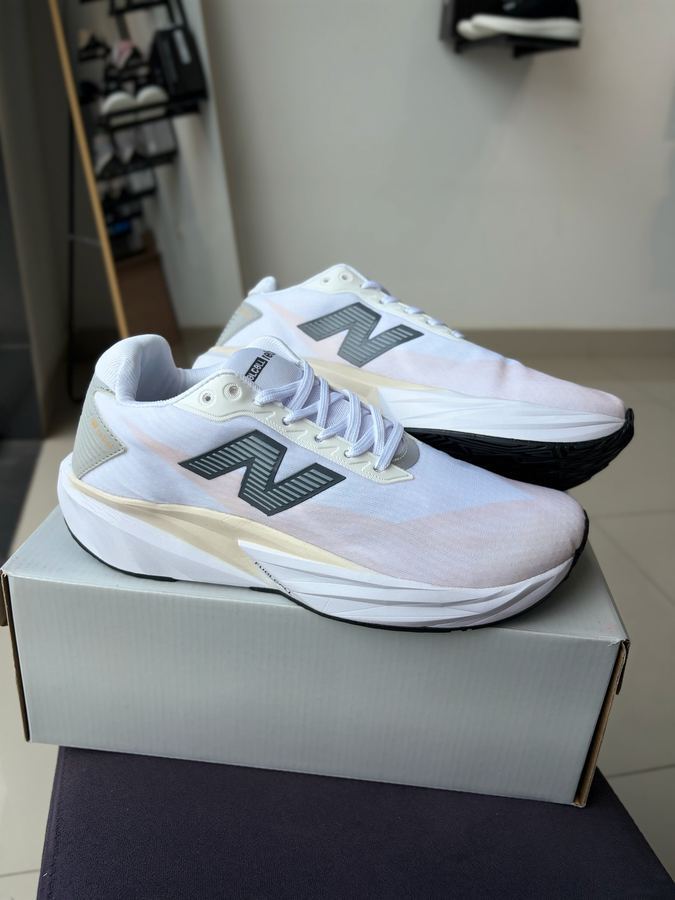 Tênis New Balance rebel v5 Off/Branco